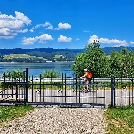 Z Pomostem Nad Jeziorem Czorsztynskim *